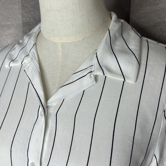 H&M Women's Striped Button Shirt Crop Top Black & White Sz Extra Small - Picture 3 of 9
